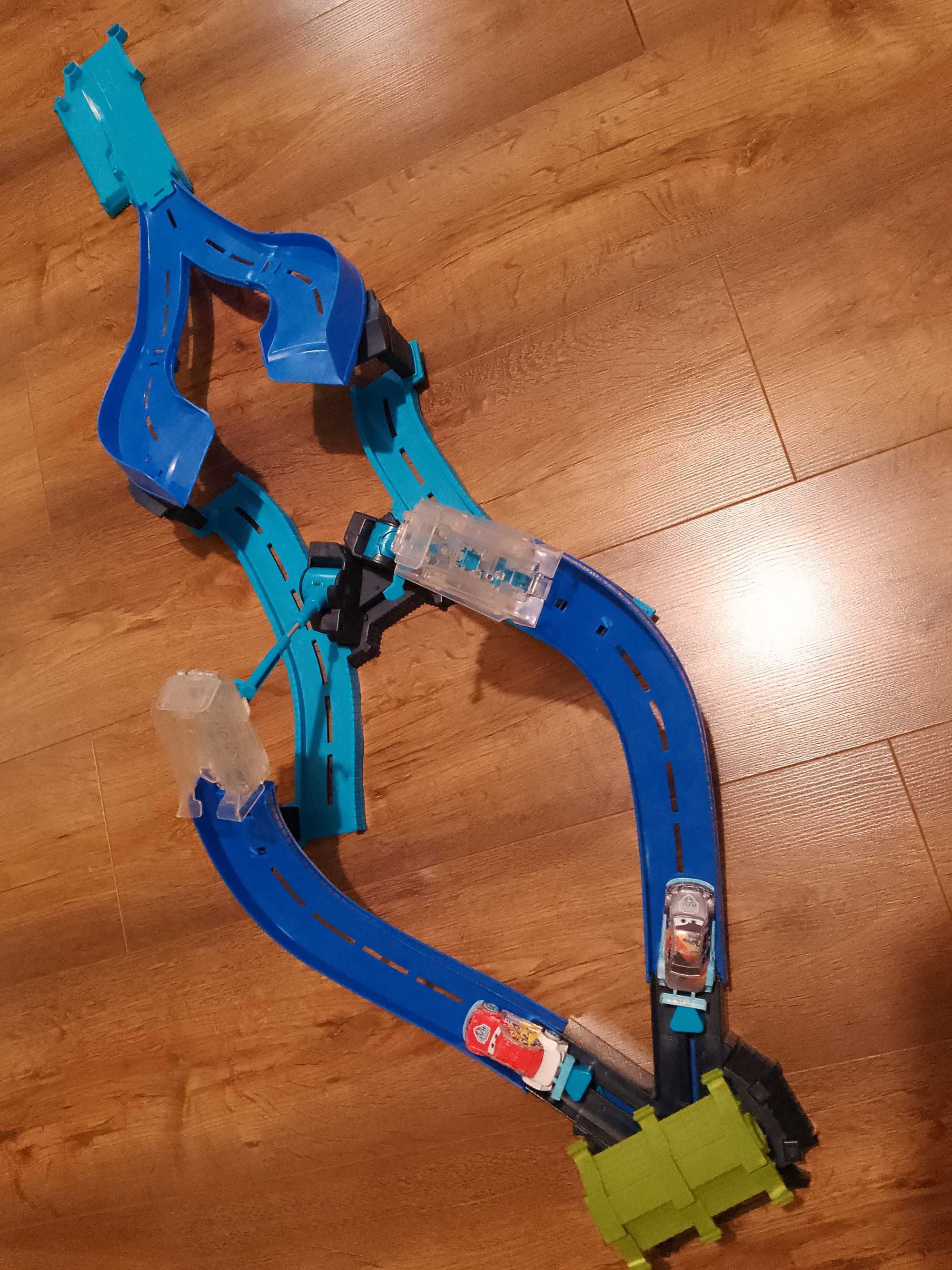 Tor samochodowy Mattel Cars 2 Wyścig w Tokio Tor wyrzutnia V3615