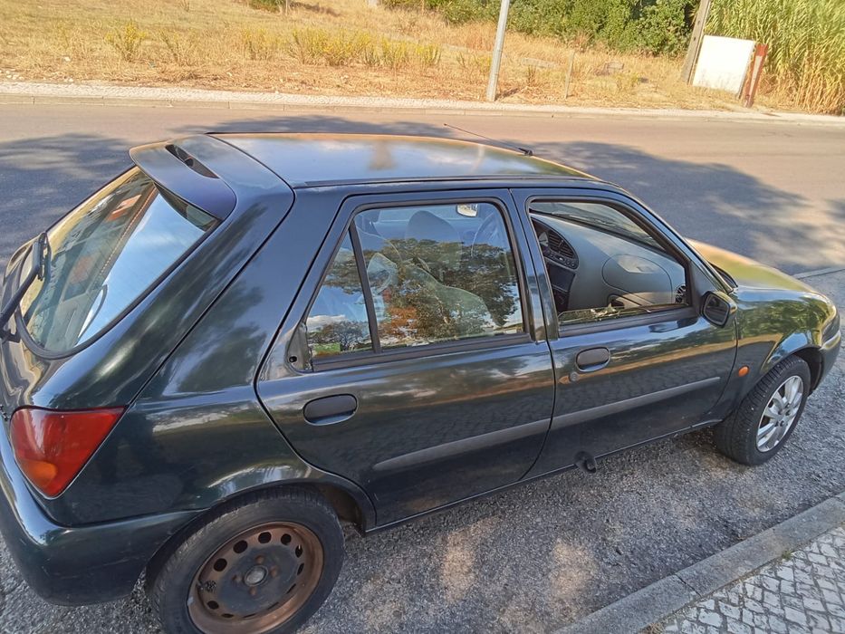 Está a venda este Ford fiesta