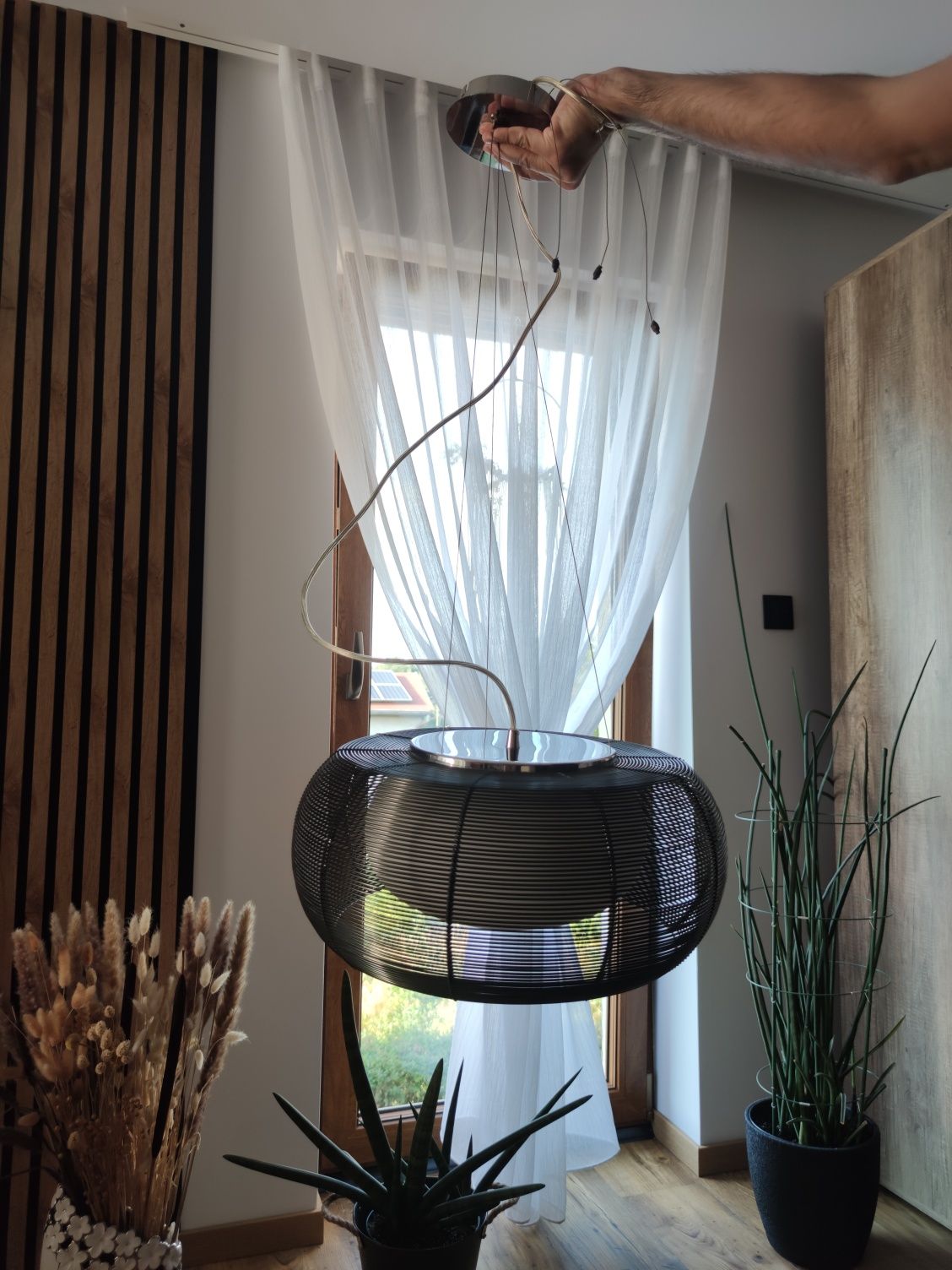 Czarna lampa wisząca.