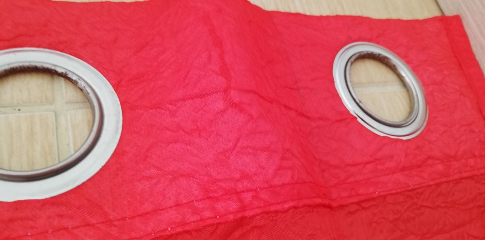 1 cortinado de argolas em vermelho