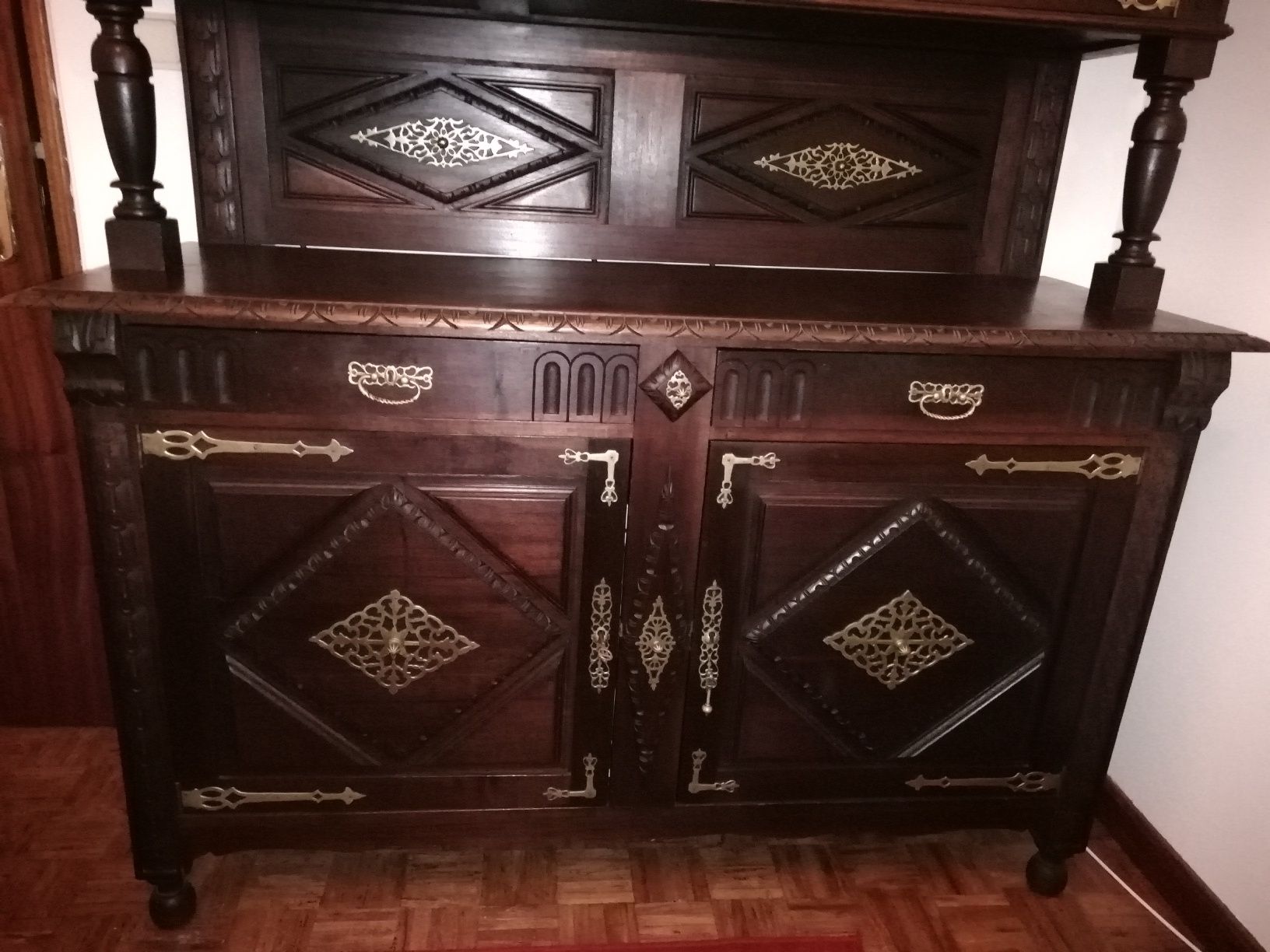 Lindo Móvel Estilo Holandês com cristaleira