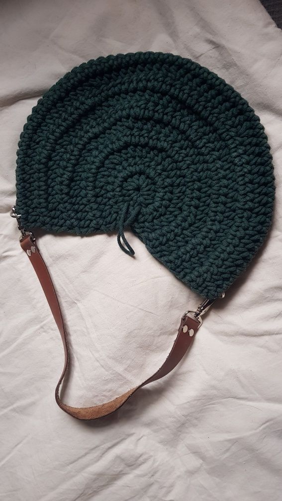 Torebka nerka handmade na skórzanym pasku