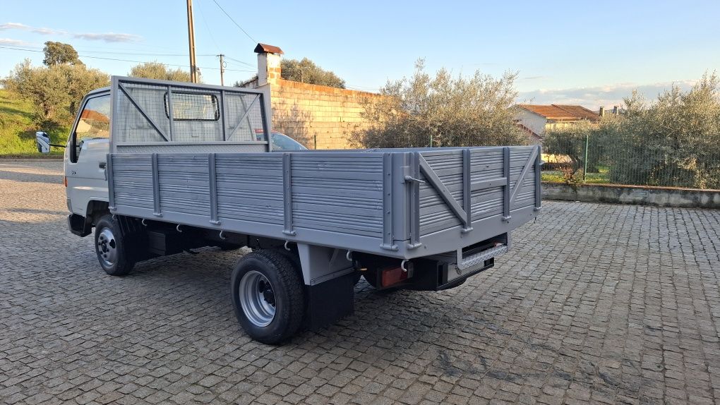 Toyota dyna 150 poucos km