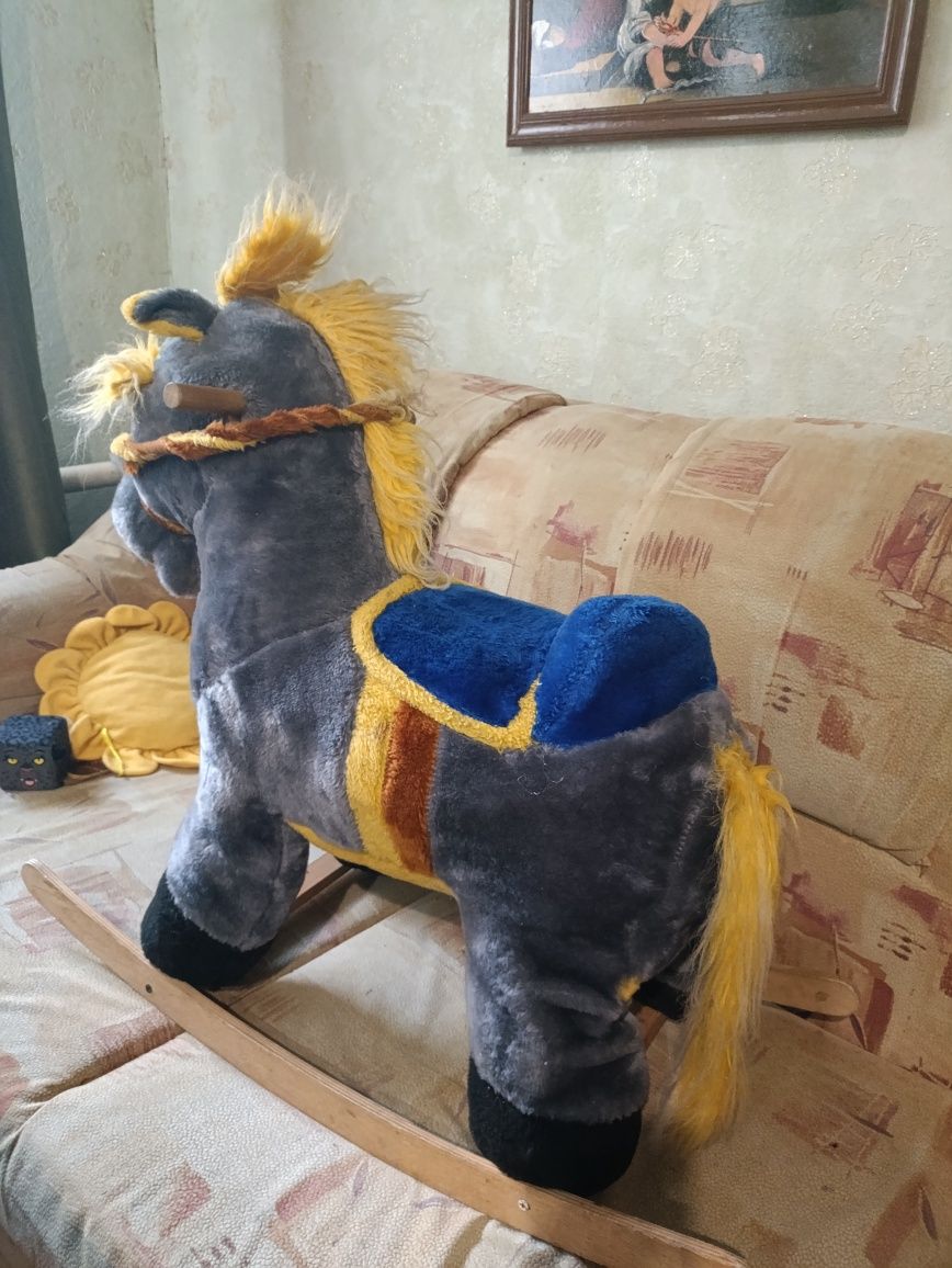 Конь .Качалка игрушка