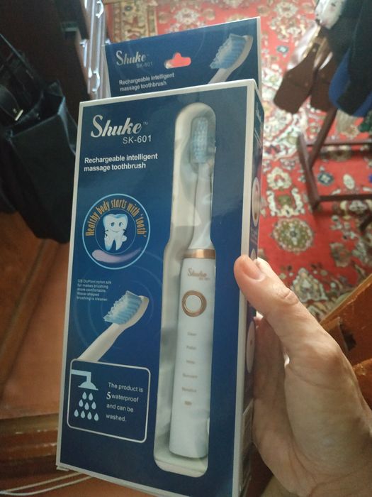 бiла електрична зубна щітка з 4 насадками