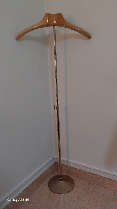 Cabide de pé, em excelente bom estado, conforme na foto