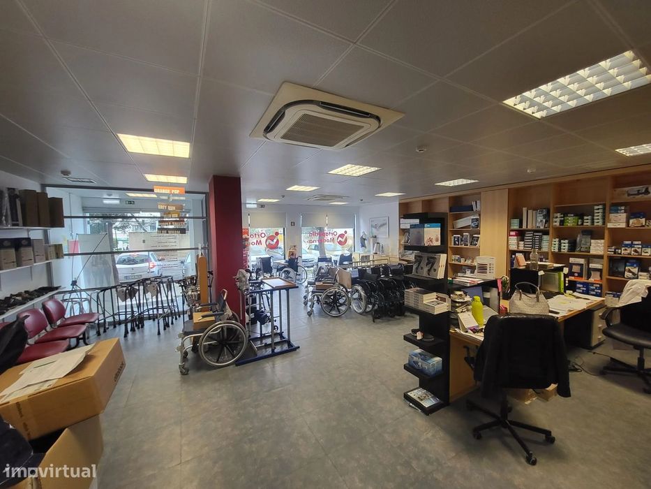 Loja com garagem – Em frente ao Hospital – Faro