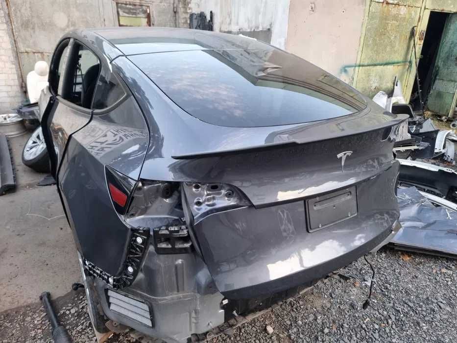 Ляда, кришка багажника Tesla Model Y