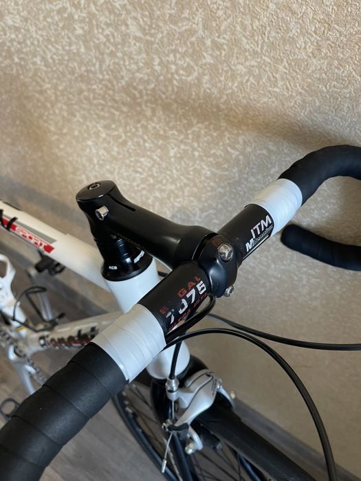 Продам велосипед шосейний Bianchi 
Повністю готовий до сезону 
Стан 4+