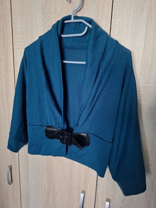 Krótki sweter z zapięciem, kolor niebieski, morski, luźny krój