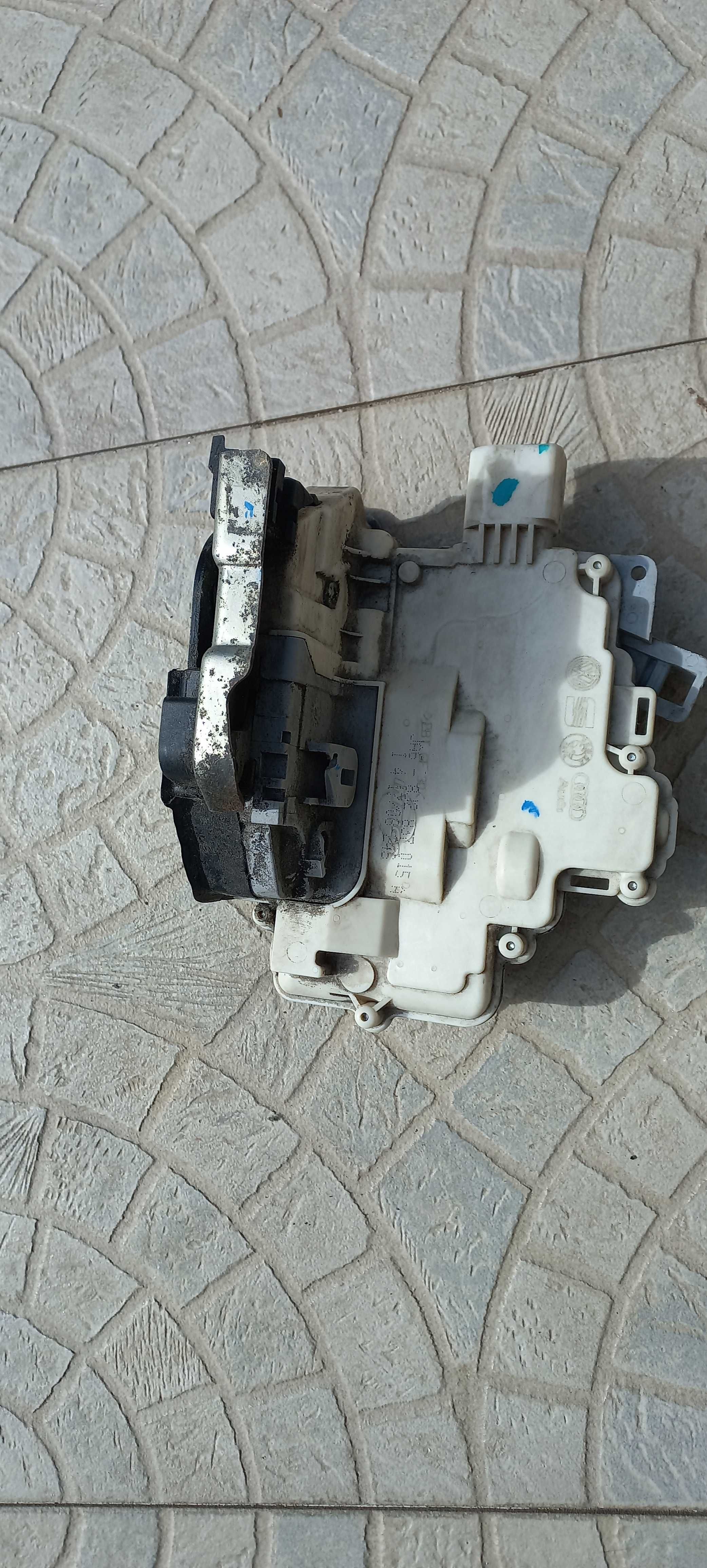 AUDI A4 B8/Seat/Skoda/Etc - Fechadura trás Esquerda 8K0.839.015