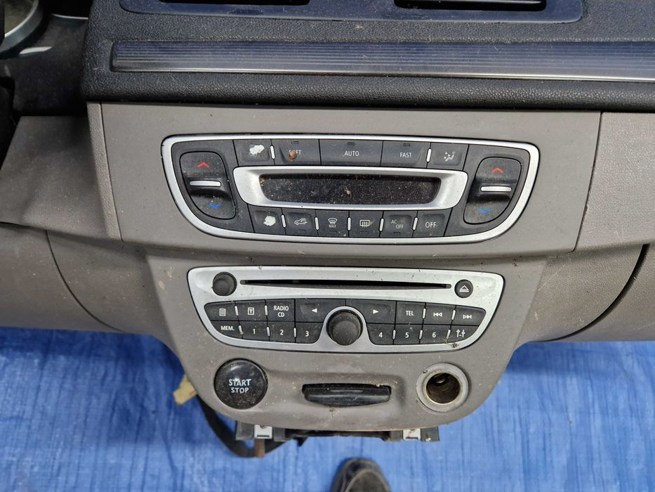 Renault Megane III Konsola Poduszki Kompletna + pasy