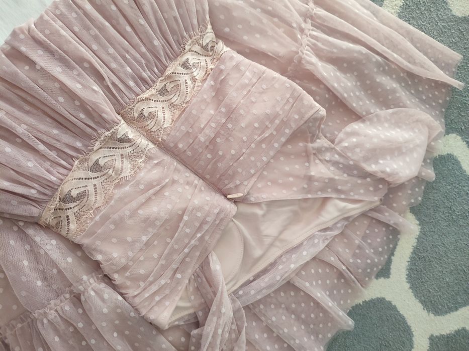 Śliczna sukienka tiulowa