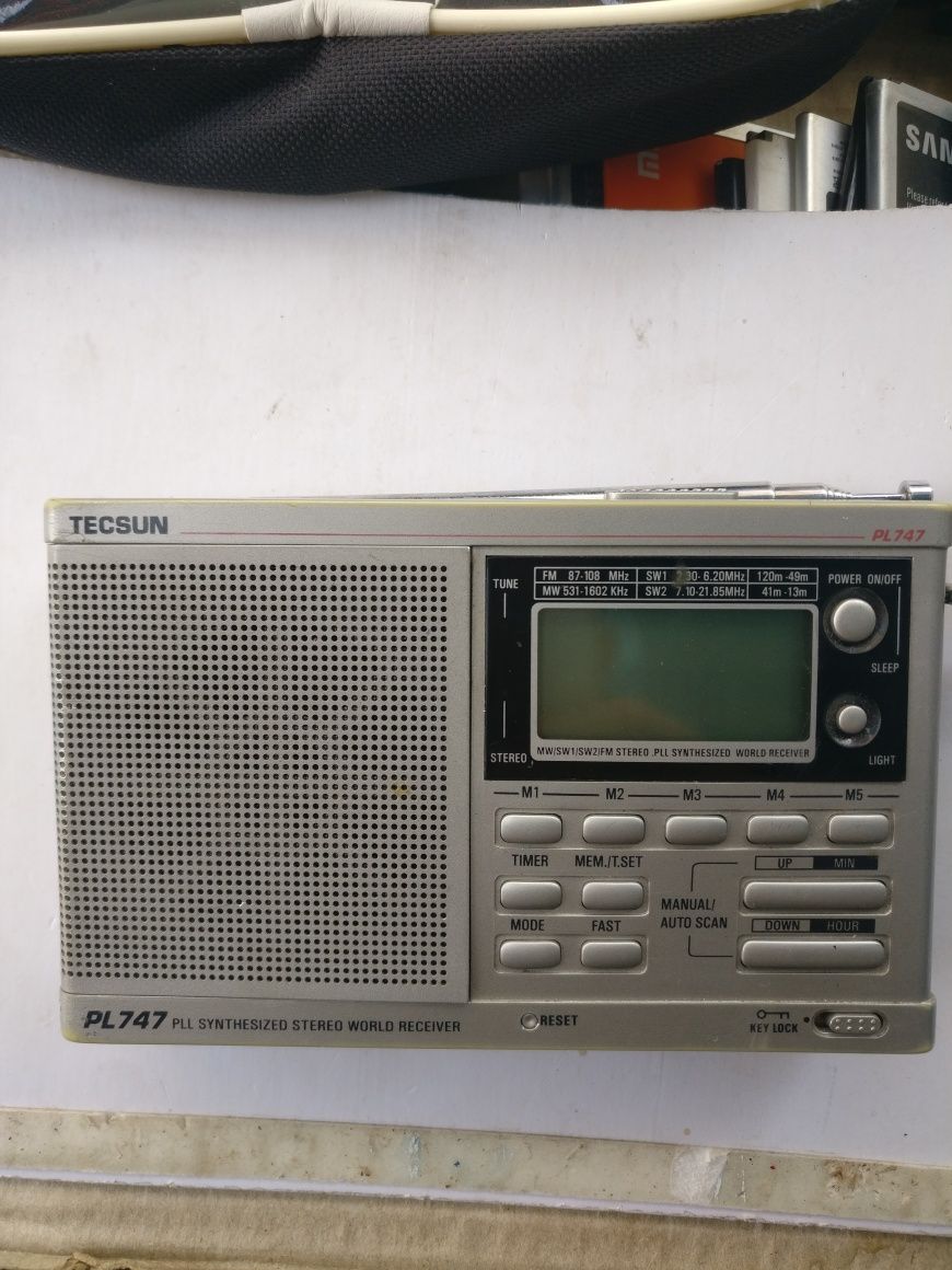 Радио приймач TECSUN PL747. Робочiй.
