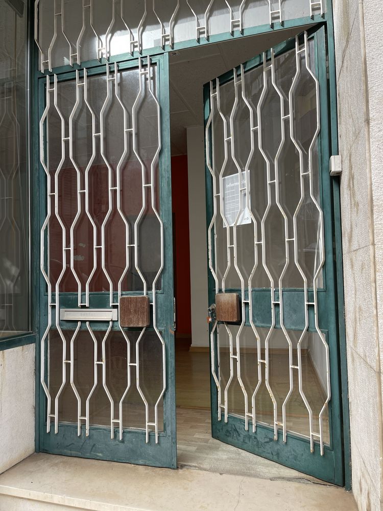 Duas portas em Ferro c/ grande