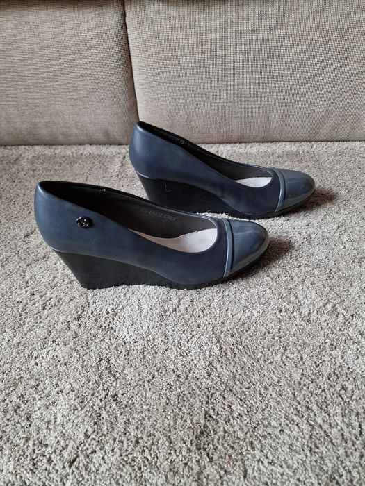 Buty damskie na koturnie