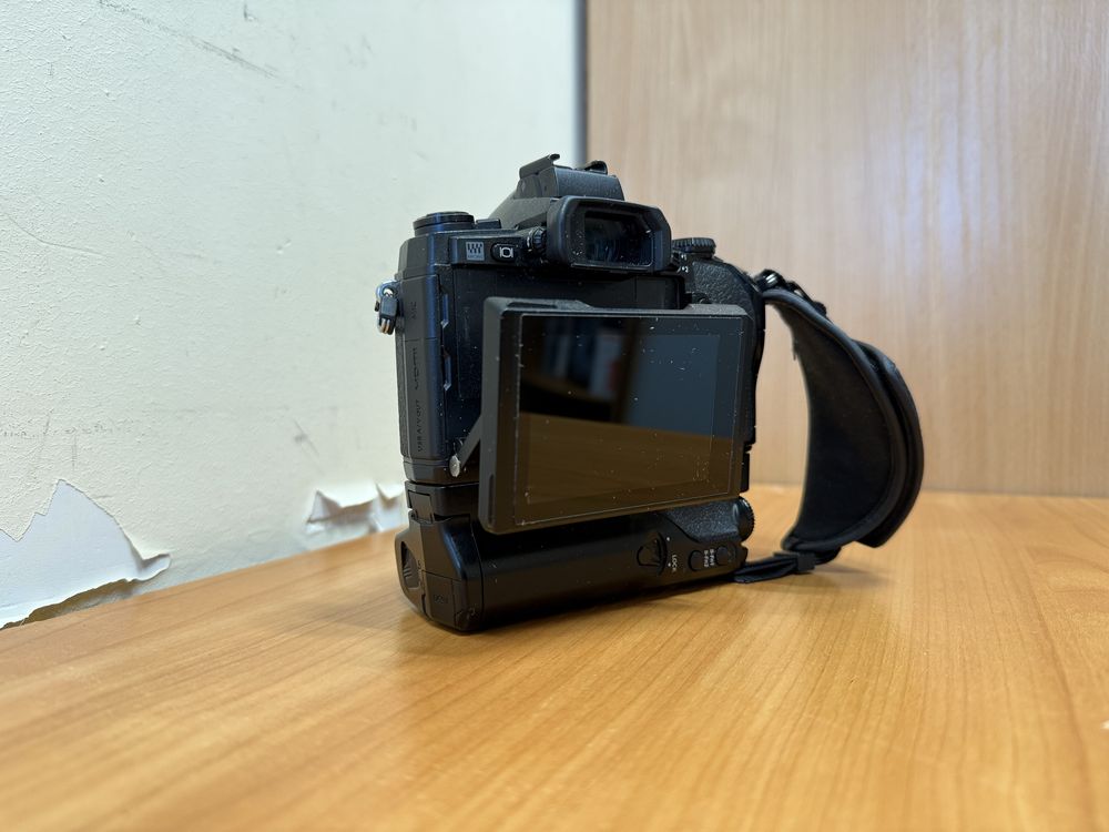 Aparat Olympus OM-DE-1. Falgowiec. Grip + lampa błyskowa.