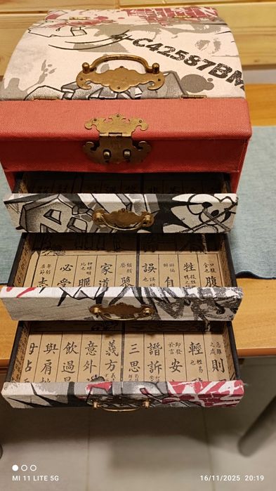 Porta jóias em boa condições para quadra seis ouros