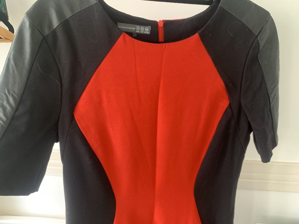 Vestido vermelho e com as laterais  em preto