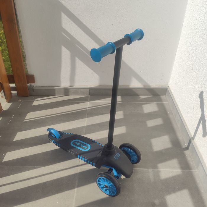 Little Tikes hulajnoga trójkołowa Learn To Turn, niebiesko-czarna