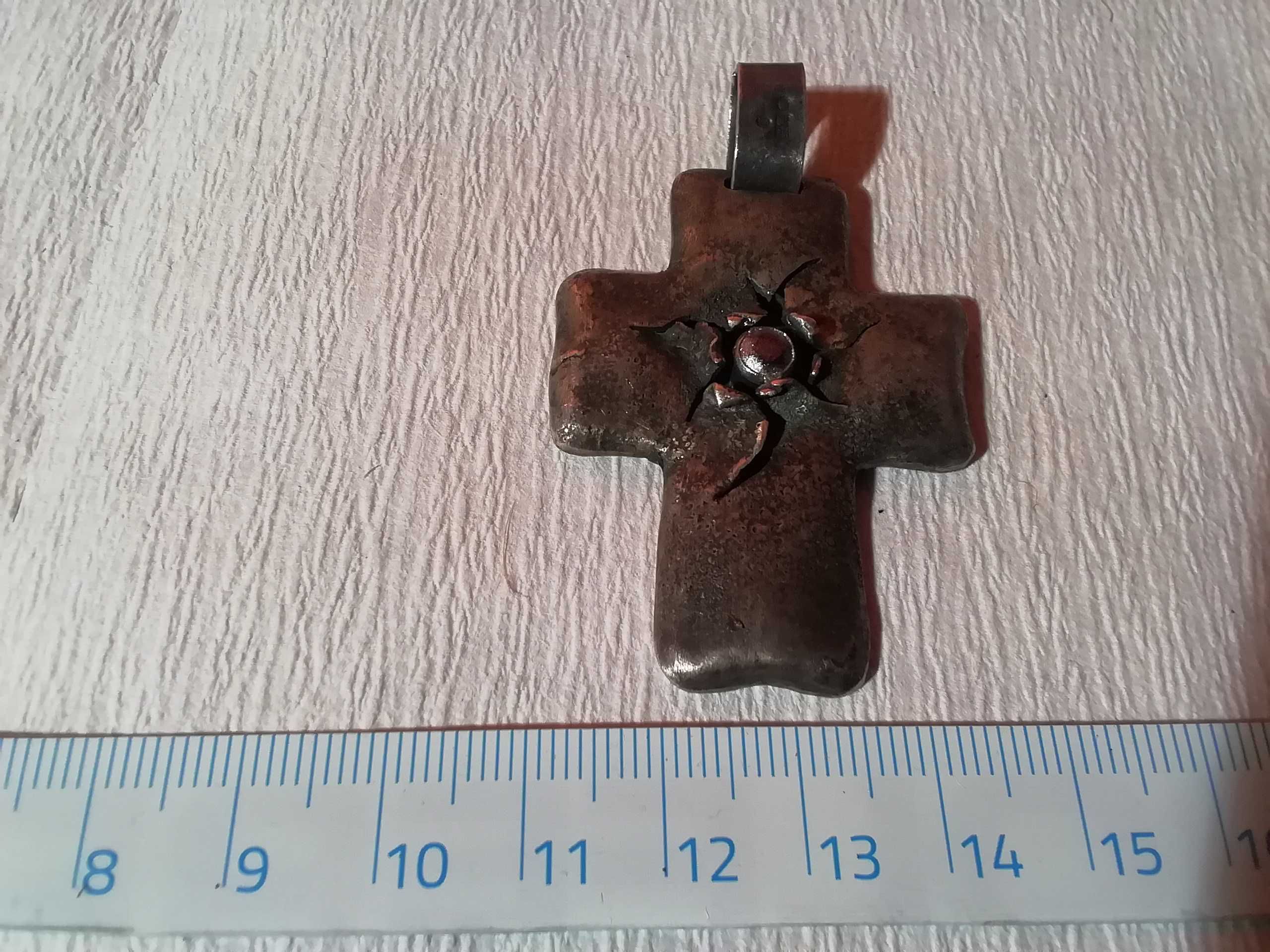 Krzyżyk srebrny ręcznie wykonany metaloplastyka