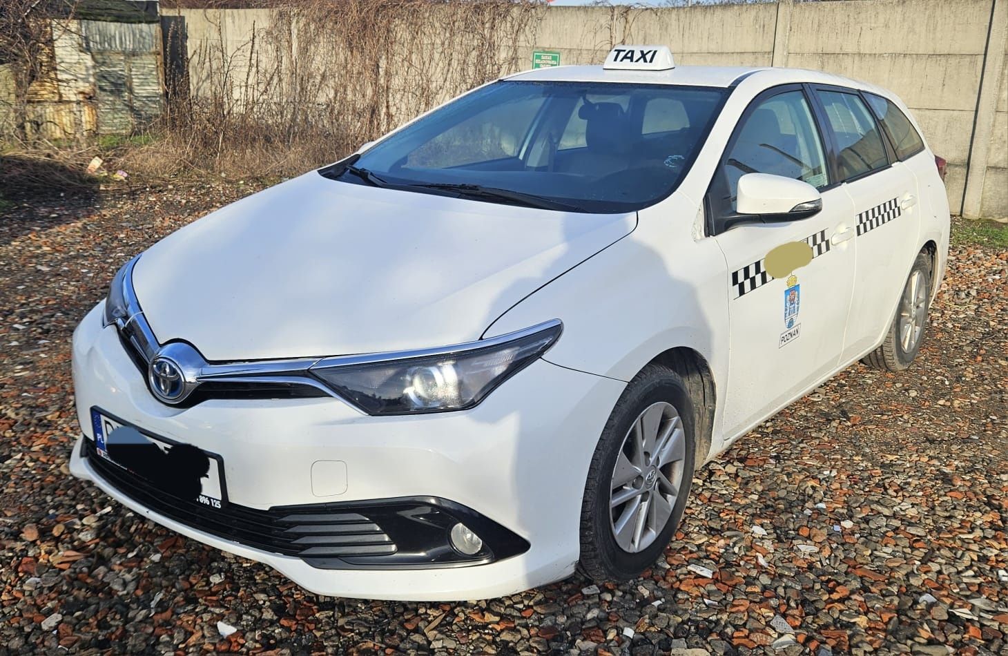 Wynajem wypożyczalnia samochodów hybrid toyota pod uber bolt taxi