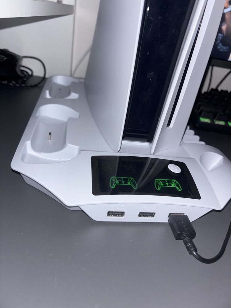 Suporte para arrefecer a ps5 e carregar os comandos