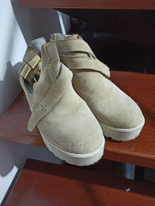 Sapatos de mulher em carmuça