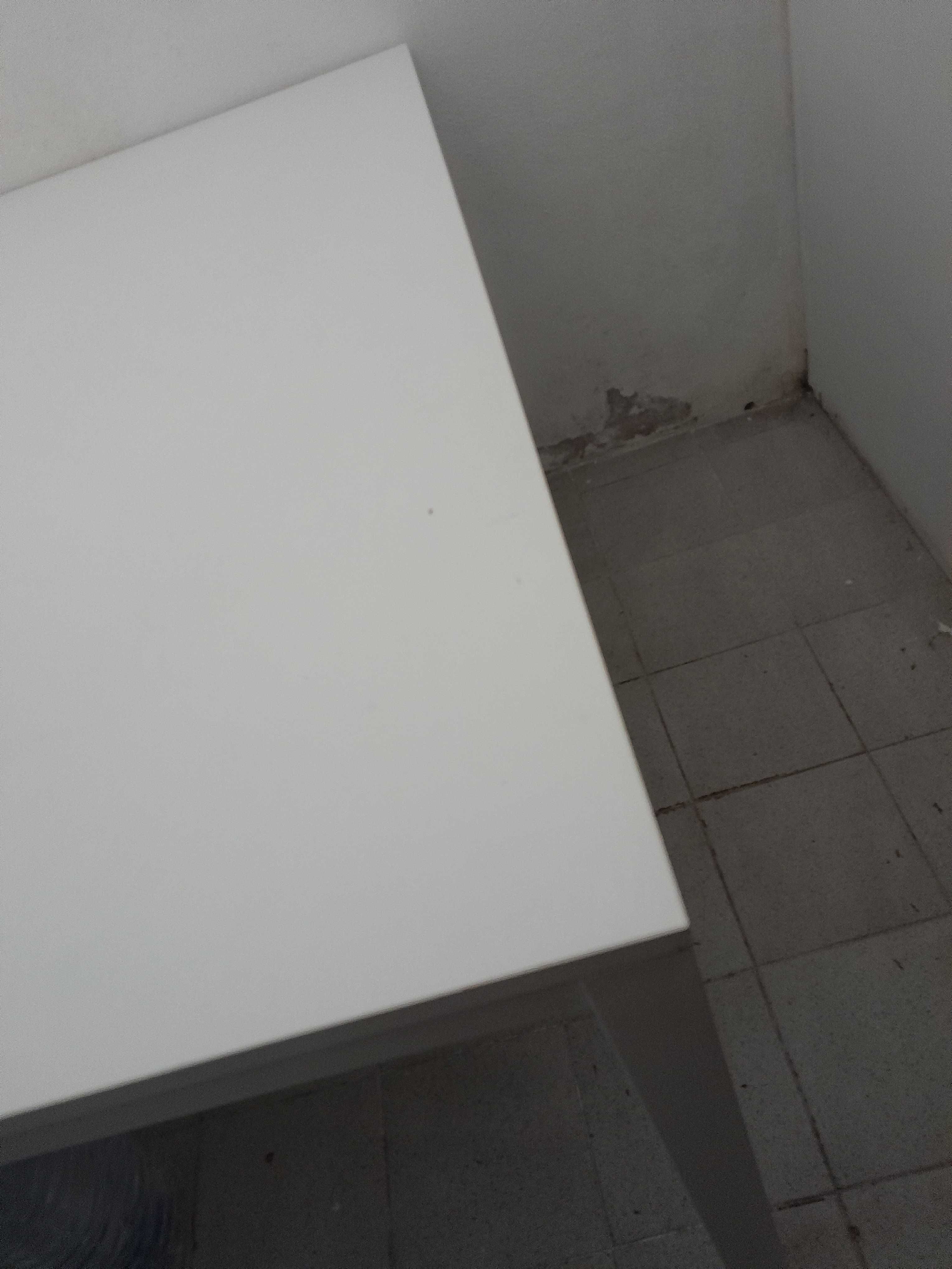 Mesa usada como nova branca