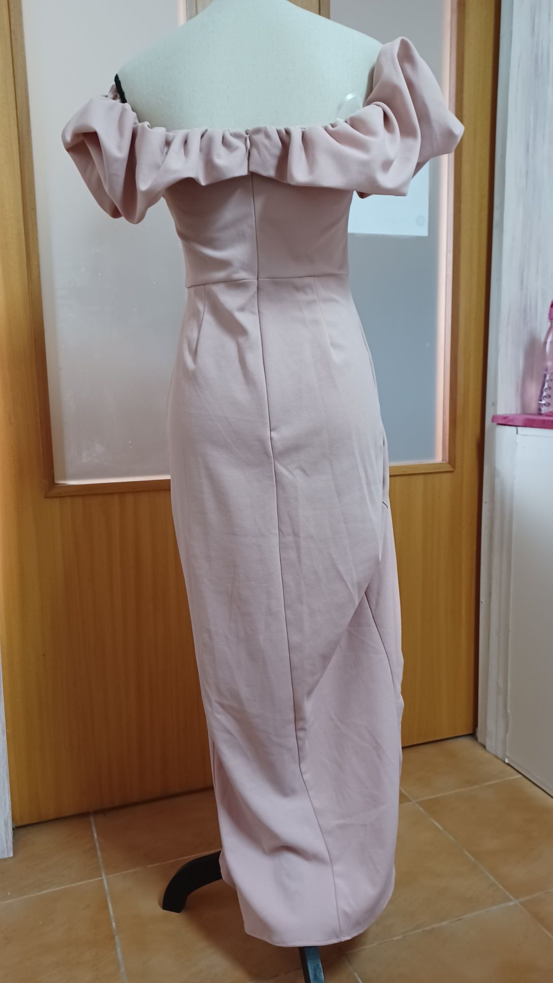 Vestido rosa com racha