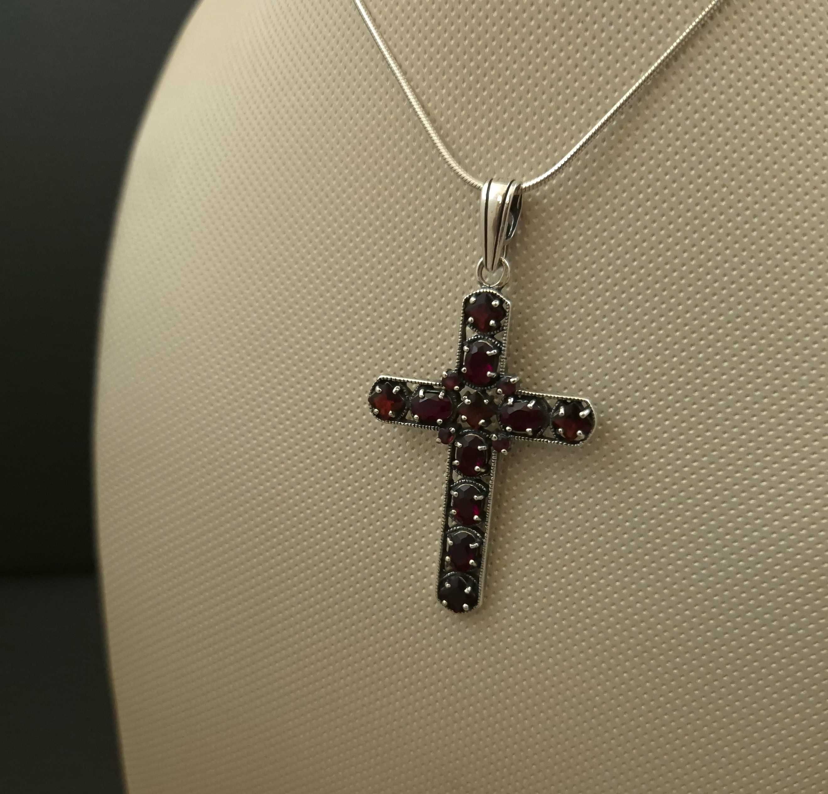 Piękny srebrny krzyżyk z rubinkami Ag925
