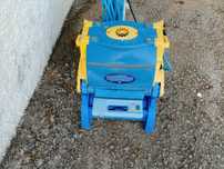 Máquina limpa piscinas.
