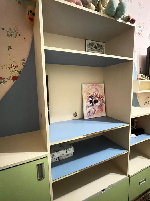 Комплект меблів  дит. кімнати, двоярусне ліжко, стіл, шафа. Терміново