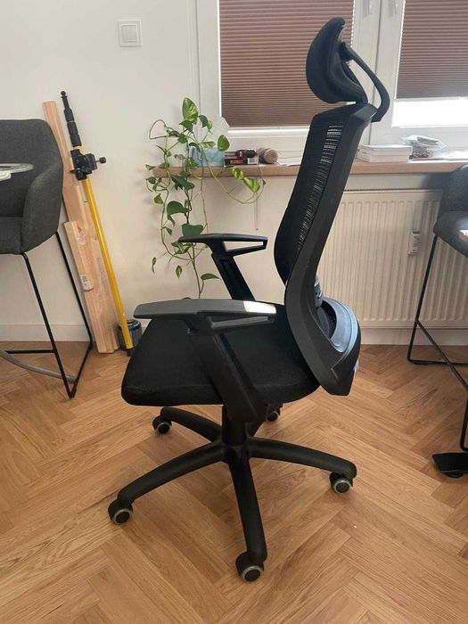 Fotel biurowy MITTO KB-8915A – wygodny, używany, kauczukowe kółka