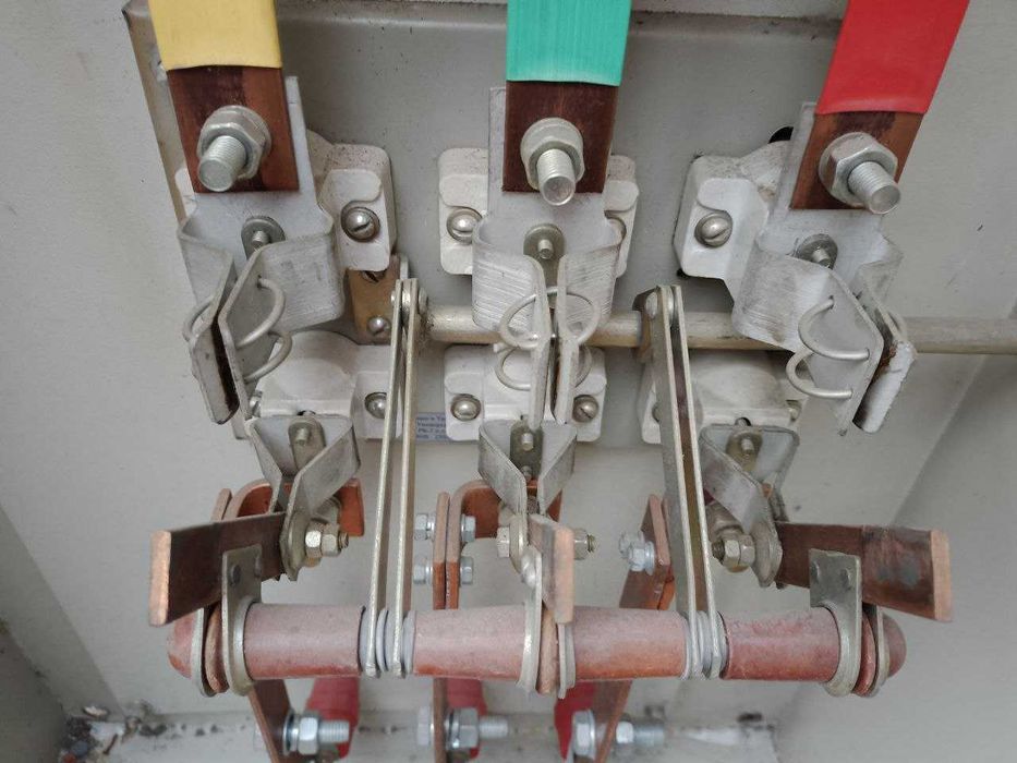 Электромонтажный шкаф  с выключателем и рубильником.