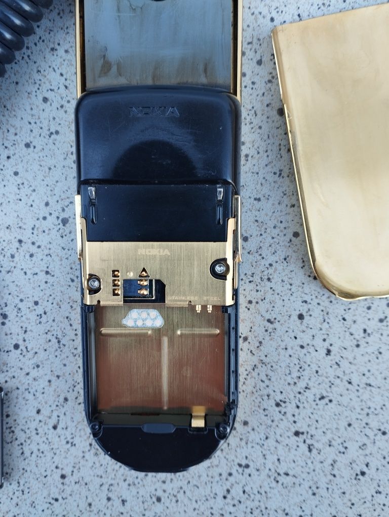 Nokia 8800 gold.