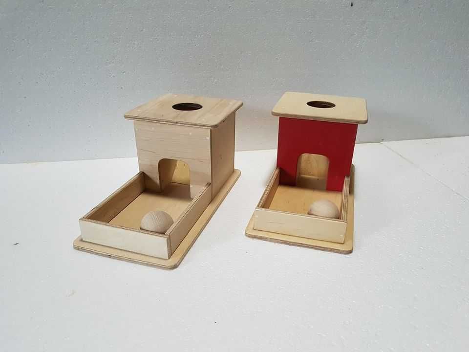 Pudełko z kulką Montessori czerwone