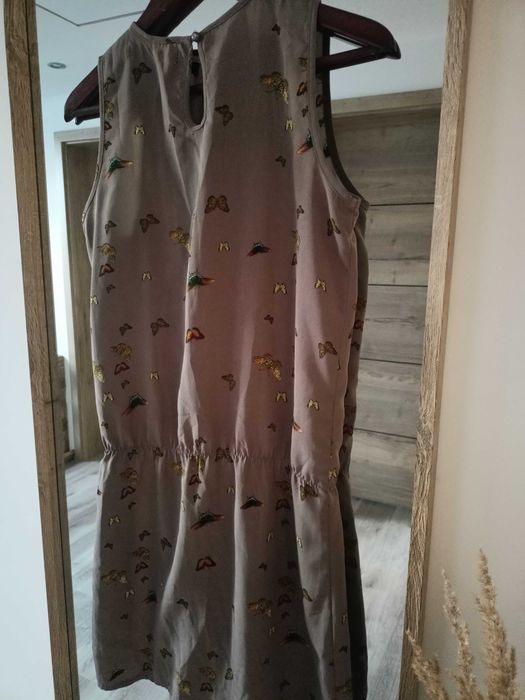 Sukienka w motyle Reserved