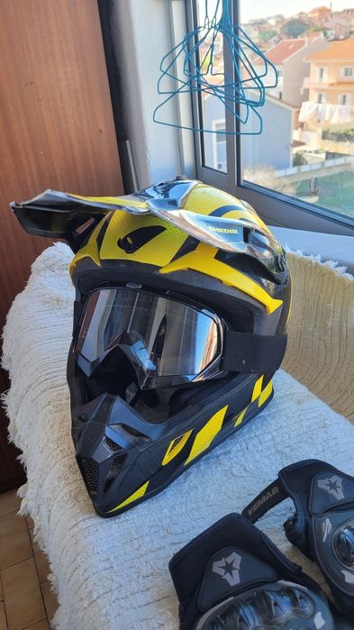 Capacete + óculos e luvas M