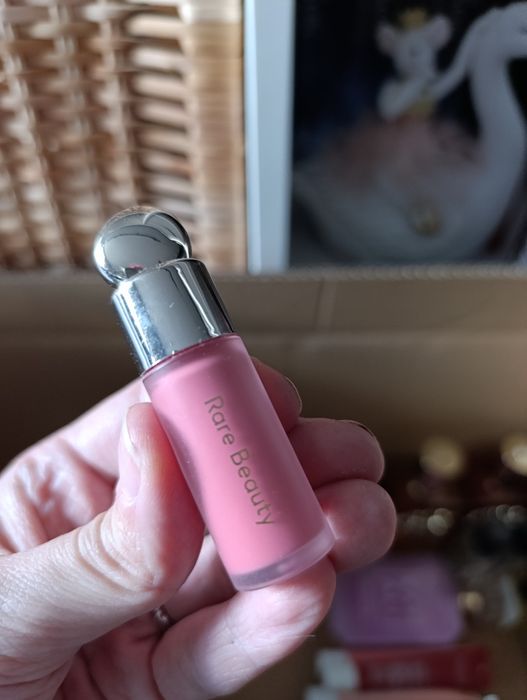 Rare Beauty mini róż Happy