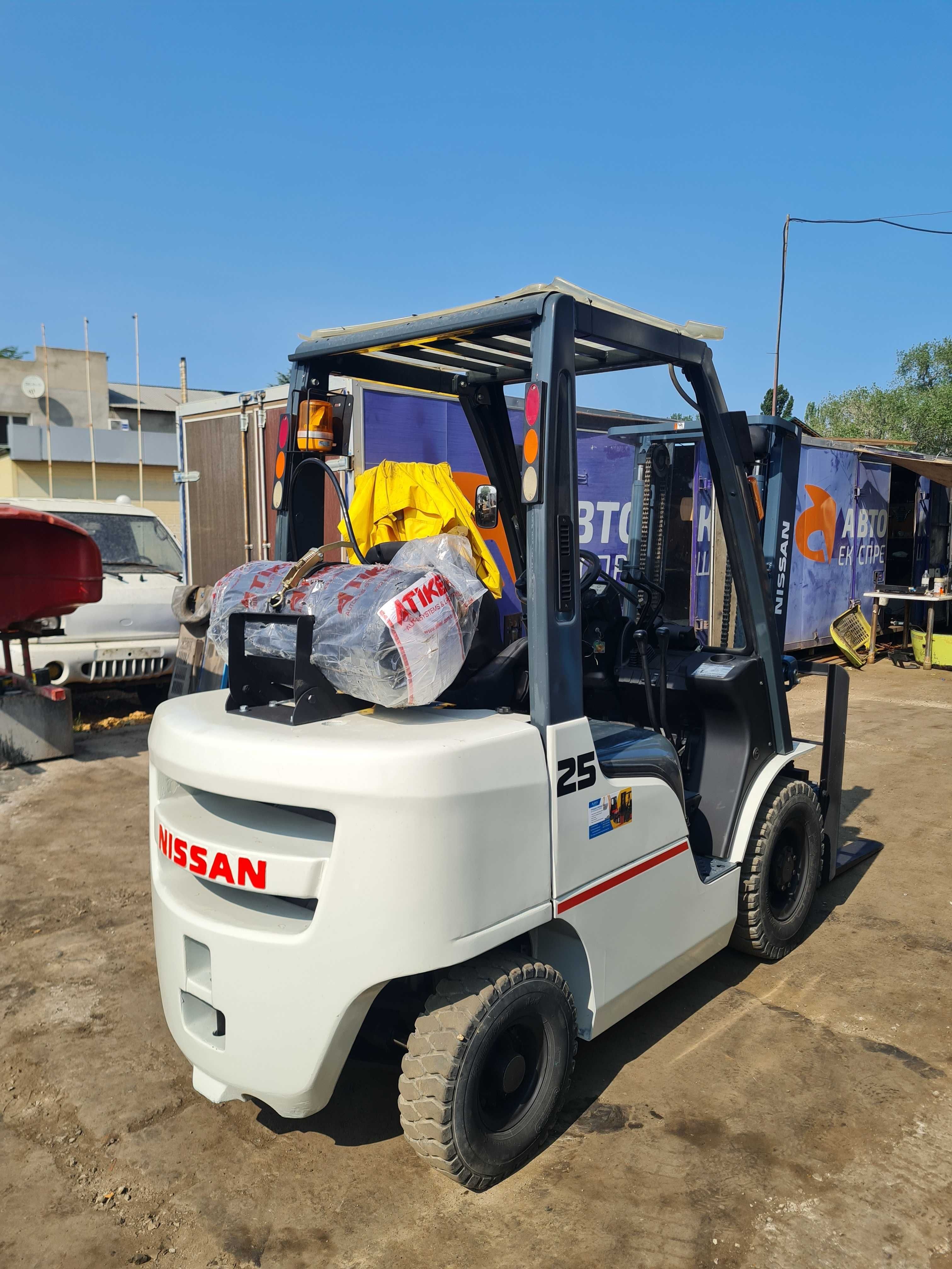 Навантажувач вилковий NISSAN P1F2M25J