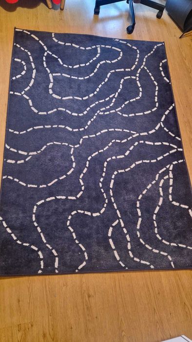 Tapete Ferle Ikea azul escuro com linhas brancas