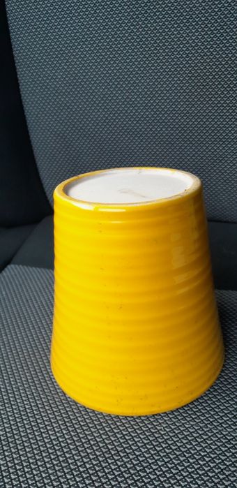 Doniczka koloru żółtego