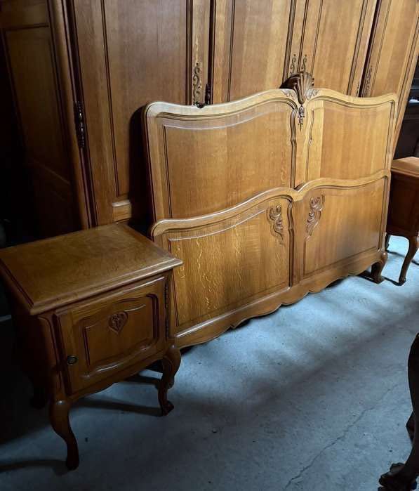 Sypialnia w stylu Ludwika-szafa,toaletka,szafki,łóżko