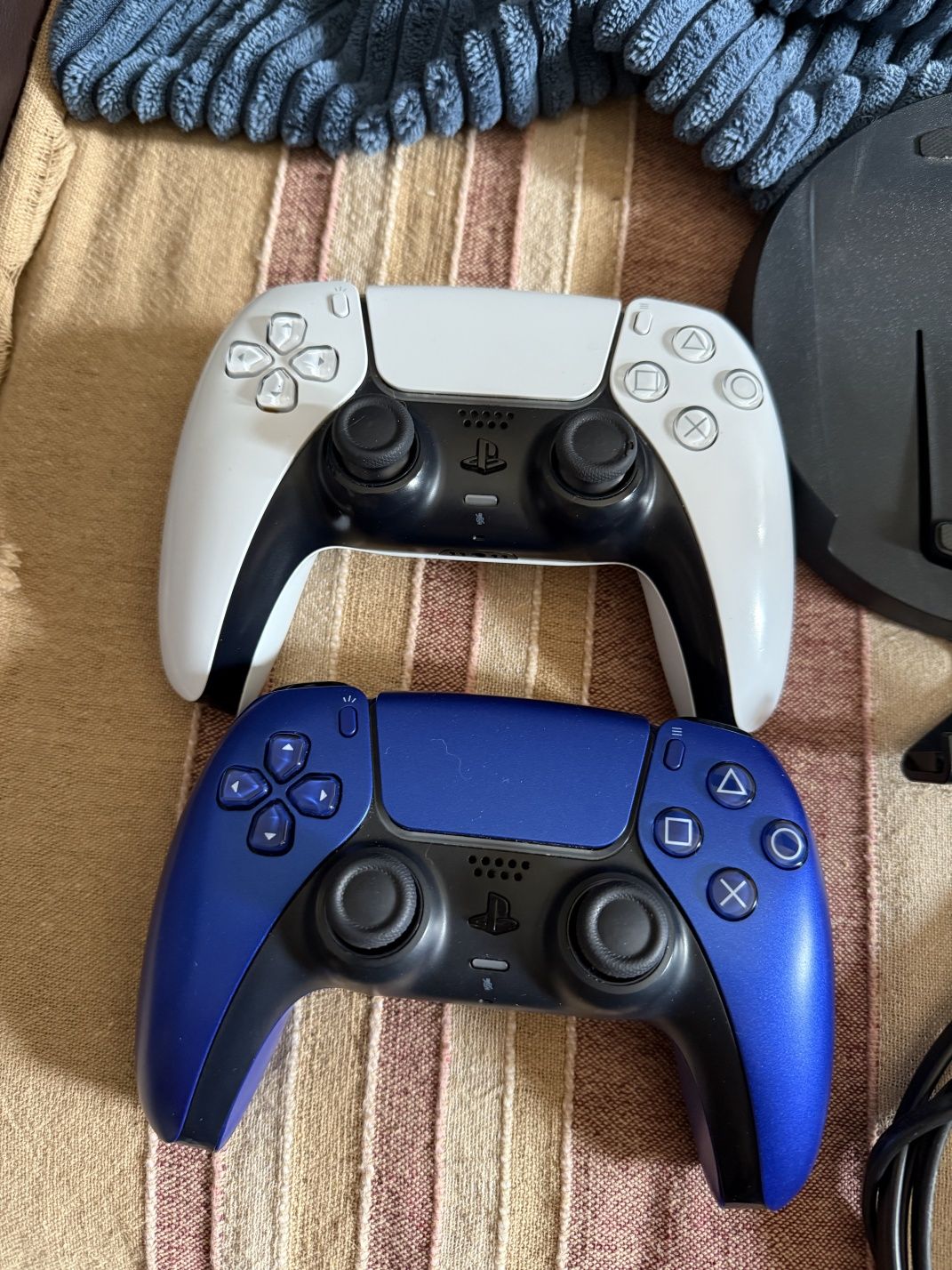PlayStation 5 com disco, 2 comandos DualSense