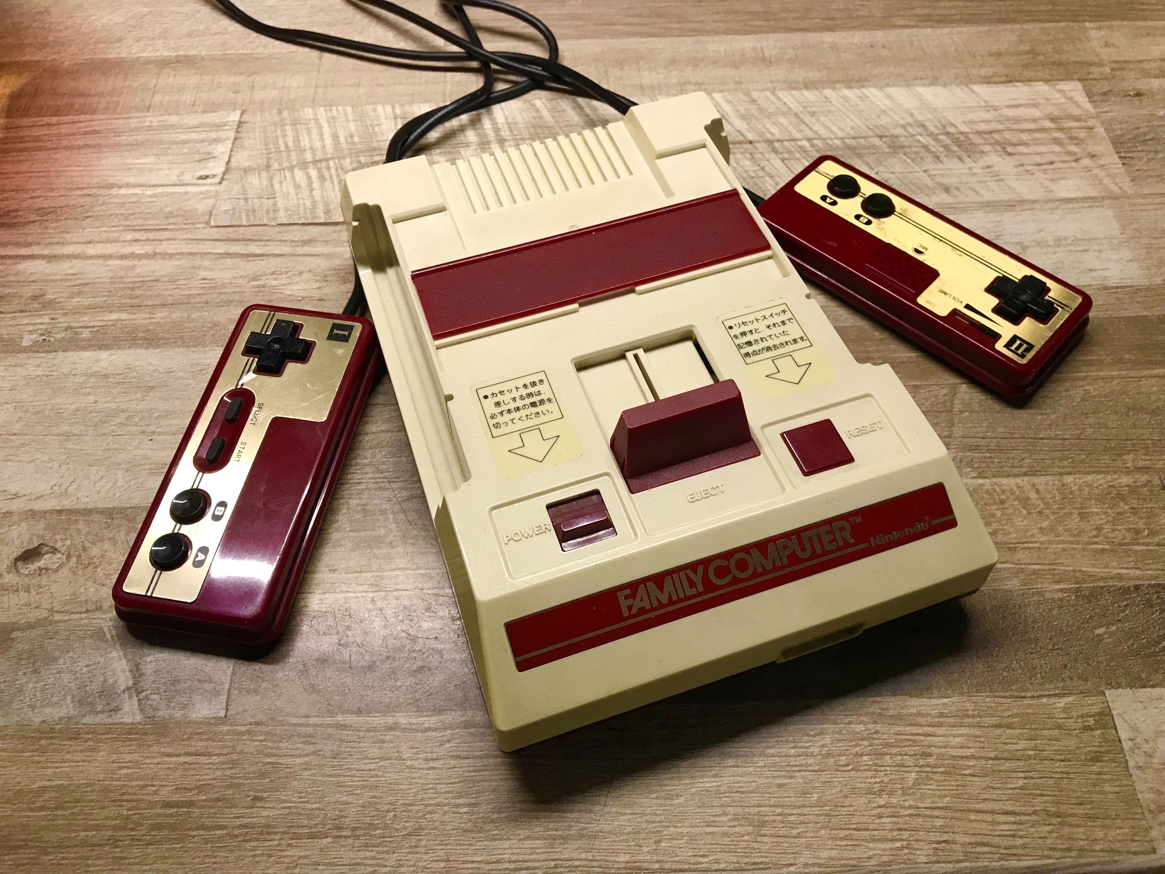 Оригінальна приставка Nintendo, 1983 року випуску