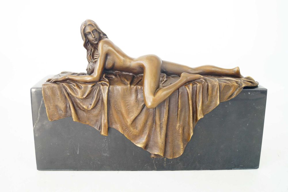 Figura z brązu rzeźba leżąca kobieta akt