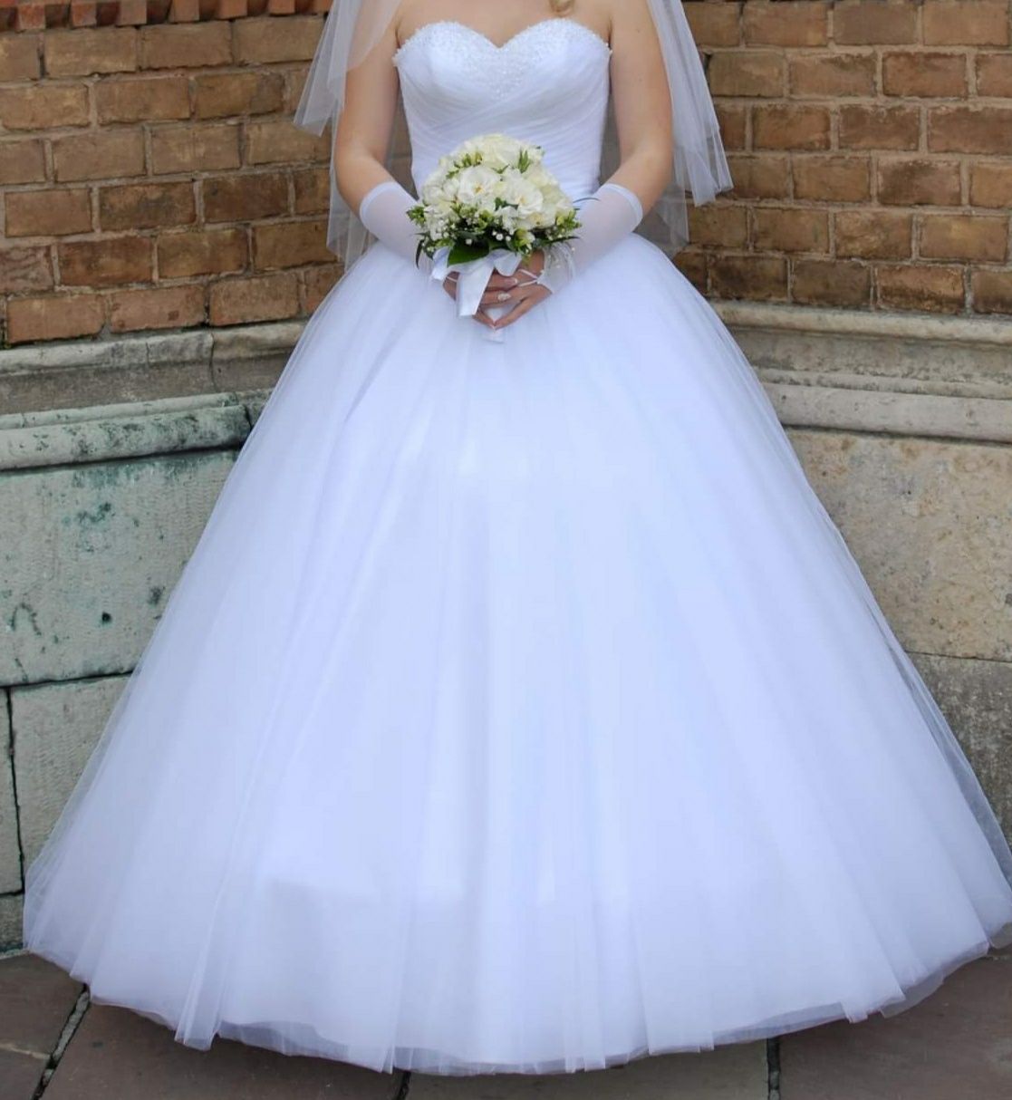 Весільна сукня (білого кольору)