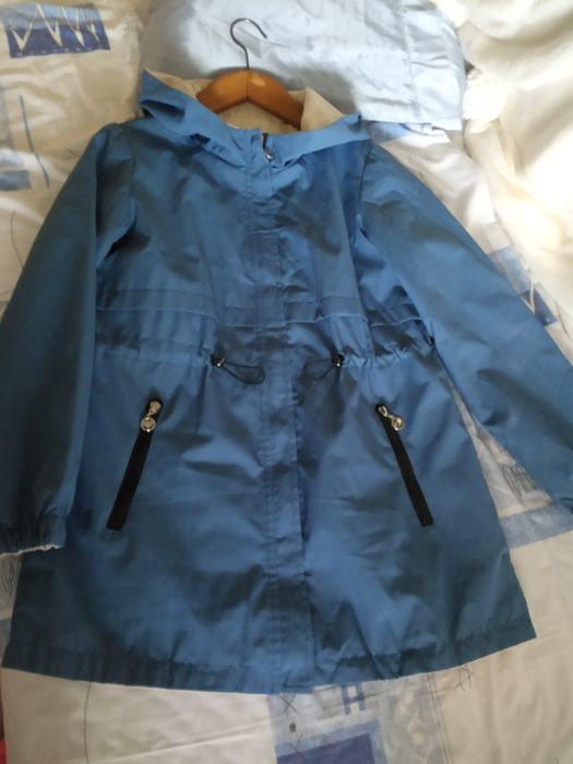 Две женские куртки ветровки