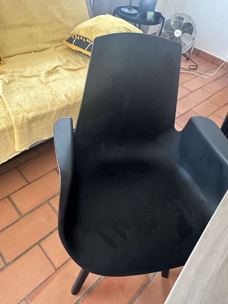 Cadeiras de sala e cozinha pretas